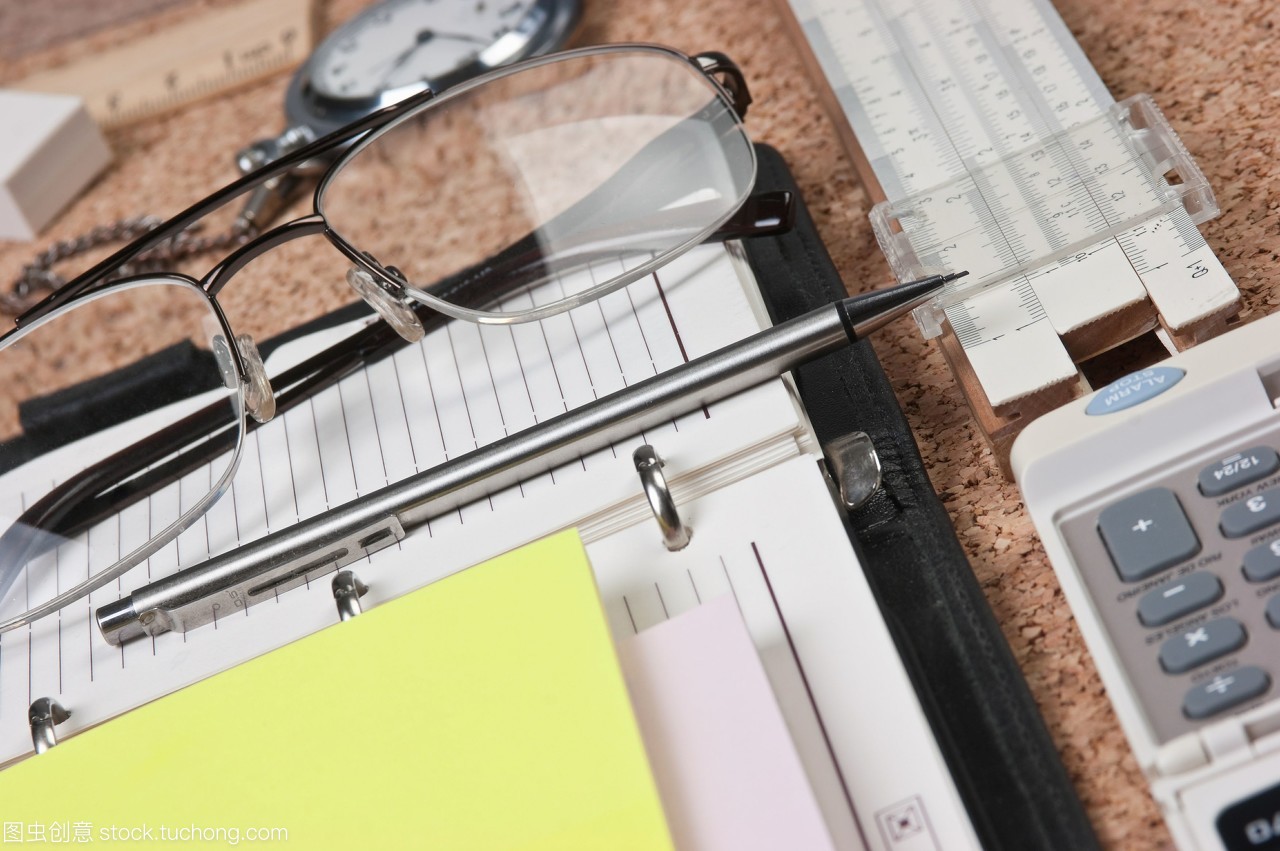 桌案上的精密世界 筆記本與儀器儀表